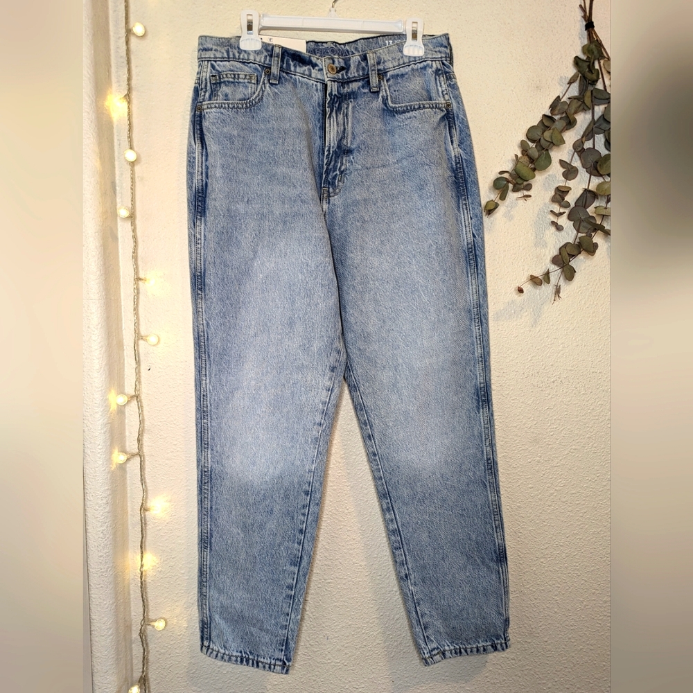 NWT Arizona High-rise Mom Jean Light Wash